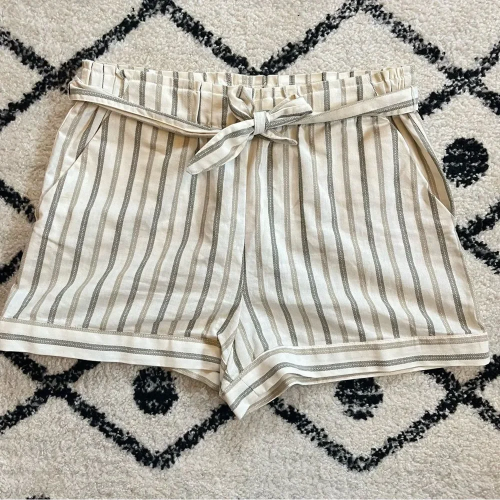 BCBGeneration Cream/Olive Herringbone Stripe Paperbag Pull On Shorts Size Medium